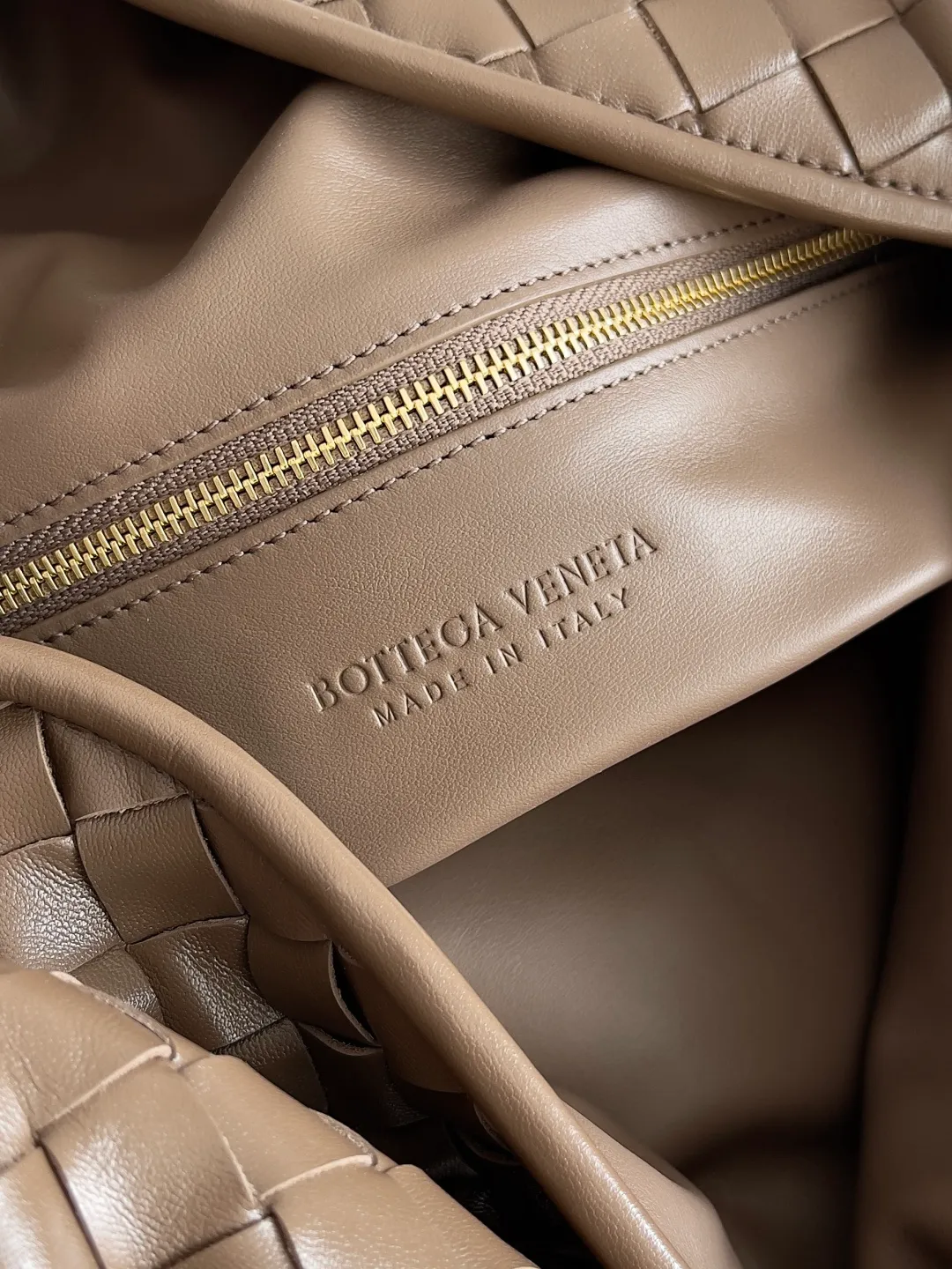 Batch 2160 Recently, I seem to be obsessed with this bag from BV~ The new Hop is really not too beautiful. The whole bag has no seams. The bag body and handles are made of one piece of leather. It embodies the style and essence of Bottega Veneta. It truly represents craftsmanship and creativity. The large size has a very loose and lazy upper body. Big bag lovers will definitely not regret buying it. Style number: 763970 Size: 53*24*13
